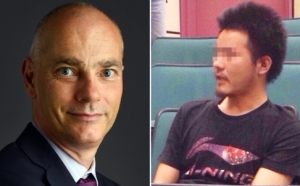 Ông Cliff Buddle (trái), giảng viên ở Hồng Kông và sinh viên Trung Quốc Li (phải) giả danh, tấn công ông trước giảng đường, đòi thôi dạy bằng tiếng Anh